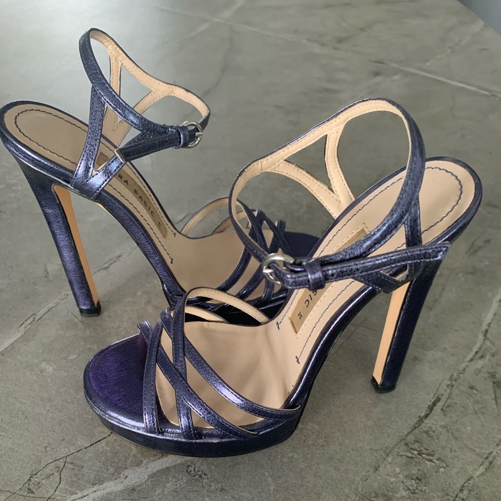 Metalic blue/purple color. Heel 5 inch= 13.5 cm; platform 1 inch = 2.5 cm.